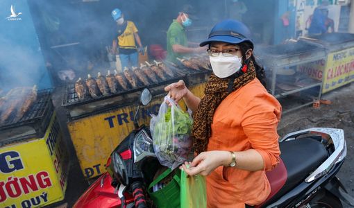 Hàng nghìn con cá lóc nướng ngày vía Thần Tài