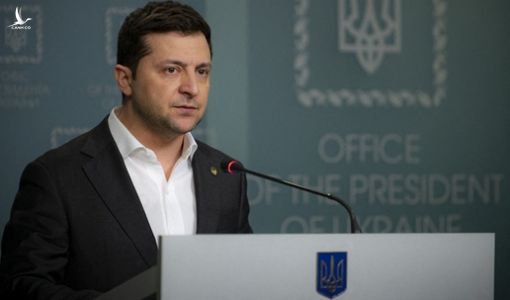 Tổng thống Ukraine ban bố sắc lệnh tổng động viên, cấm nam giới 18-60 tuổi rời đất nước