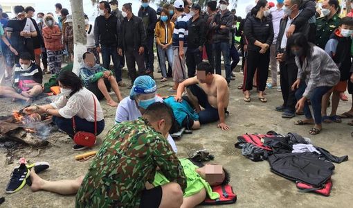 Chìm cano chở 39 người ở biển Cửa Đại, ít nhất 10 người đã tử vong