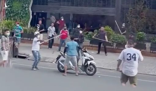 Hai nhóm thanh niên cầm hung khí hỗn chiến trên đường phố TPHCM
