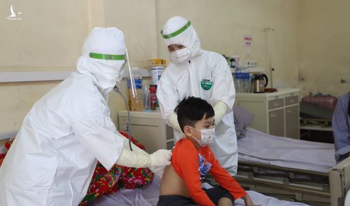 BS Trương Hữu Khanh: “Trẻ F0 sốt còn nhẹ hơn sốt siêu vi, phụ huynh lo là vì sợ Covid quá”