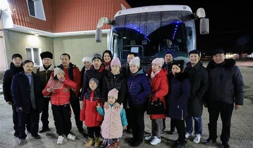 Đoàn xe đặc biệt chở gần 150 người Việt sơ tán ra khỏi vùng chiến sự Ukraine