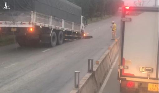 Xuất hiện hố ‘tử thần’ trên đường Võ Chí Công gần cầu Phú Mỹ