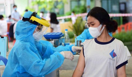 Trẻ bị nhiễm COVID-19 chờ bao lâu để được tiêm vắc xin?