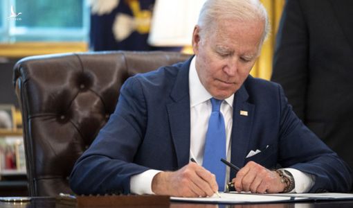 Tổng thống Biden ký lại đạo luật 81 năm trước để dễ hỗ trợ vũ khí cho Ukraine