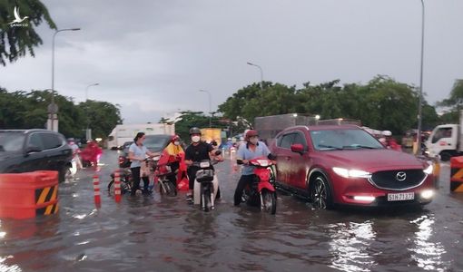 Sau cơn mưa lớn, xe cộ “bơi” giữa đường ở TP.HCM