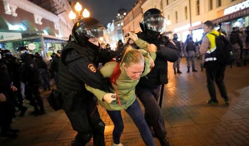 Biểu tình, bạo loạn khiến hàng nghìn người Nga bị bắt giam