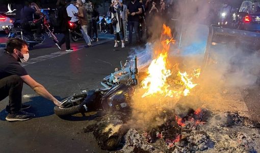 Hàng trăm người thiệt mạng trong vụ biểu tình, đốt xe cảnh sát