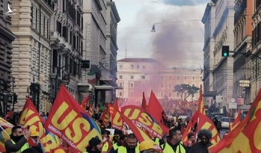 Thủ đô Rome tê liệt vì hàng nghìn người biểu tình, hô to “hạ súng, tăng lương”