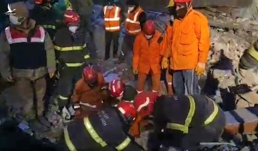 Đào trăm tấn bê tông, Cảnh sát Việt Nam đưa nạn nhân ra khỏi đống đổ nát ở Thổ Nhĩ Kỳ