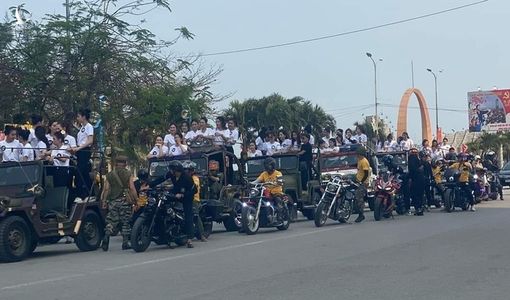 Nhóm người lạ mặc đồ lính ‘hộ tống’ thí sinh áo dài tại Cửa Lò