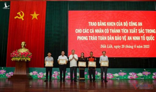 Bộ Công an trao bằng khen cho 5 người dân tham gia bắt khủng bố ở Đắk Lắk