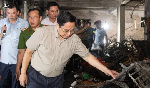 Thủ tướng thị sát hiện trường vụ cháy đặc biệt nghiêm trọng tại chung cư mini ở Hà Nội