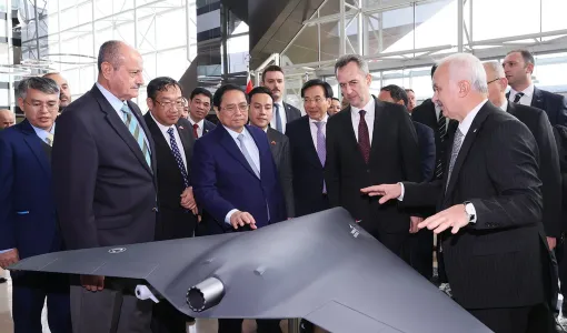 Thủ tướng thăm nơi sản xuất máy bay chiến đấu Thổ Nhĩ Kỳ