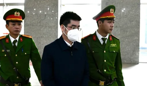 Cựu điều tra viên Hoàng Văn Hưng được dẫn giải tới tòa dù xin xét xử vắng mặt