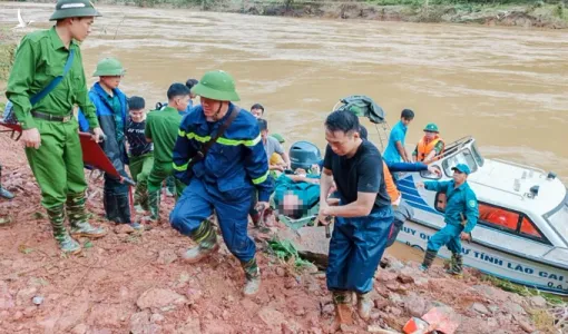 Lào Cai: Vụ sạt lở đất vùi 8 ngôi nhà, 18 người chết và mất tích