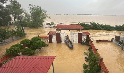 Gần 15.000 nhà dân ngập trong biển nước