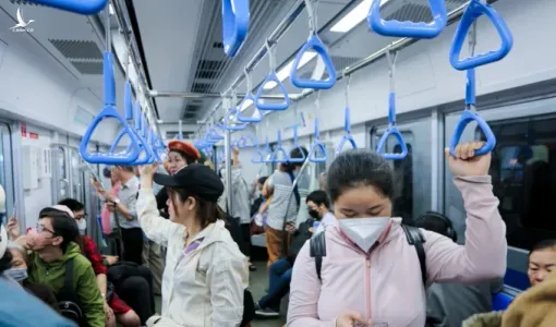 TP.HCM: Nhiều người dân bắt đầu đi làm, đi học bằng metro