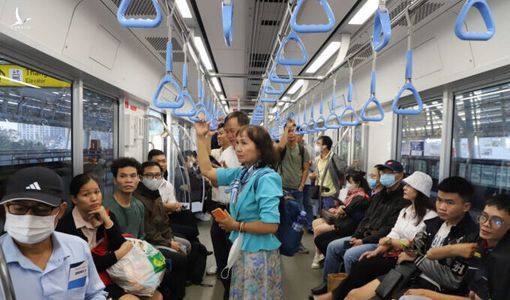 So với ngày đầu đạt 150.000 lượt khách, lượng người dân đi tàu metro số 1 trong ngày thứ hai vận hành giảm hẳn