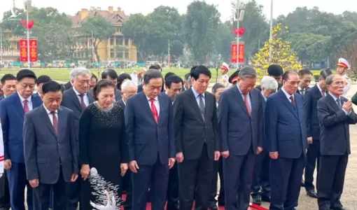 Đoàn đại biểu lãnh đạo, nguyên lãnh đạo Đảng, Nhà nước đã đặt vòng hoa, vào Lăng viếng Chủ tịch Hồ Chí Minh