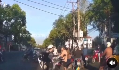 Clip nam thanh niên đánh tới tấp người đàn ông sau va chạm giao thông