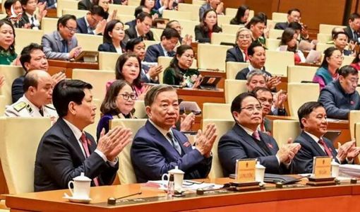 LẦN ĐẦU TIÊN TRONG LỊCH SỬ LẬP HIẾN