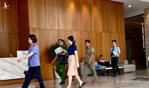 Khám xét nơi ở của Hoa hậu Nguyễn Thúc Thùy Tiên lực lượng chức năng thu về nhiều tài liệu