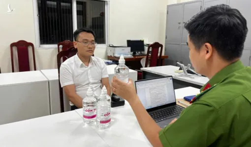 Phó Chủ tịch thị trấn ở Hà Nội bị bắt vì cấu kết doanh nghiệp sản xuất loại cồn y tế giả rất nguy hiểm