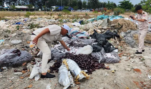 Hàng trăm vỉ thuốc tân dược bị vứt bỏ ở bãi rác – Công an điều tra dấu hiệu hàng giả
