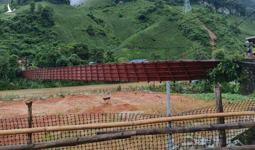 Ôtô chở cán bộ xã đi chống bão rơi xuống sông