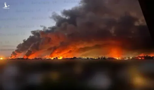 Nga tấn Ukraine, sân bay Kiev bốc cháy