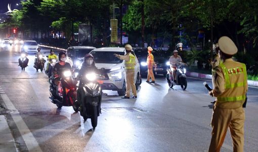 CSGT hóa trang ‘chỉ điểm’ hàng chục ‘ma men’ tự lái xe sau khi rời quán nhậu