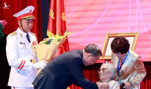 Tổng Bí thư Tô Lâm trao danh hiệu Anh hùng Lao động tặng bà Nguyễn Thị Bình