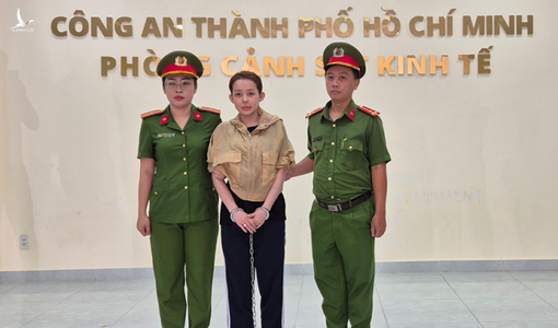 Vì sao Ngân 98 bị còng tay, chân khi bị khởi tố, bắt tạm giam?