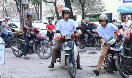 Những trường hợp nào đi xe máy trên vỉa hè không bị phạt tiền?