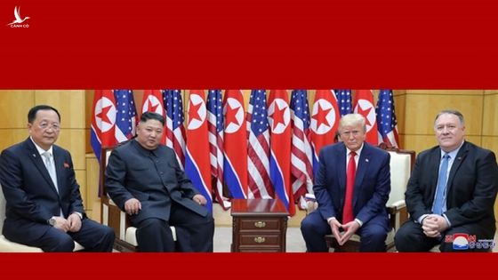 Khoảnh khắc ‘hoàn hảo cho tivi’ của TT Trump và cảnh hỗn loạn phía sau