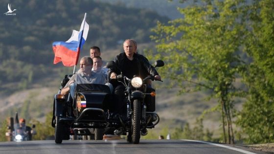 Sau màn trổ tài siêu ngầu ở Crimea, TT Putin bị người dân Nga đòi… phạt tiền vì lí do ít ai ngờ tới