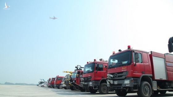 Cận cảnh tình huống máy bay hạ cánh khẩn cấp xuống Nội Bài khi gặp sự cố
