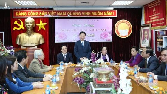 Ông Võ Văn Thưởng: “Đến thăm các nhà giáo, tôi học thêm được nhiều điều”