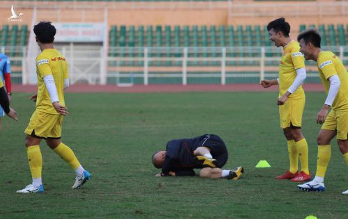 Thầy Park té lăn vì chơi bóng ma với học trò