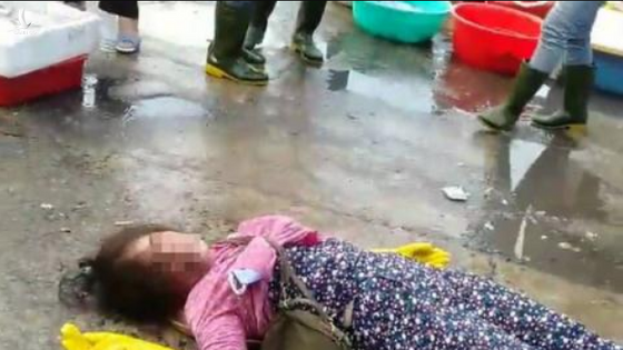 Camera ghi lại toàn bộ vụ nhân viên trật tự chợ Đông Hà đánh dã man nữ tiểu thương