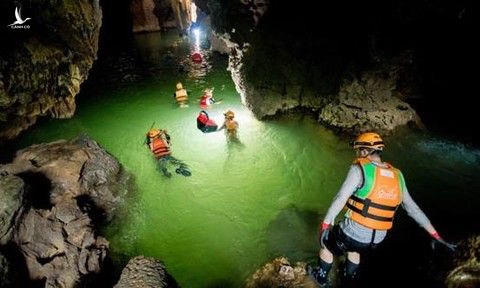 Một chuyên gia hang động Anh bay cùng chuyến với ‘số 17’ đang khảo sát tại Quảng Bình