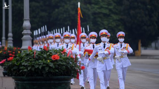 Trang nghiêm lễ thượng cờ tại Quảng trường Ba Đình nhân dịp 45 năm ngày thống nhất đất nước