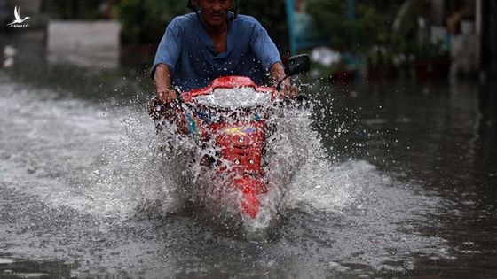 Mưa lớn, nhiều nơi ở TP.HCM ngập nửa mét