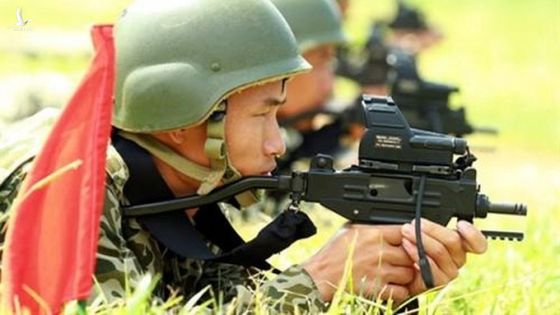 Đặc công Việt Nam bắn ‘bách phát bách trúng’ với tiểu liên Micro Uzi
