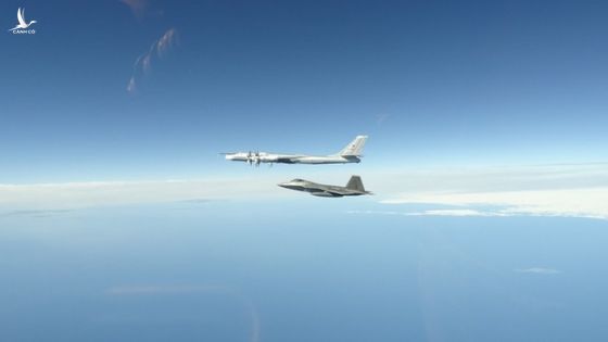 Oanh tạc cơ Nga vào ADIZ, Mỹ điều chiến đấu cơ F-22 ngăn chặn