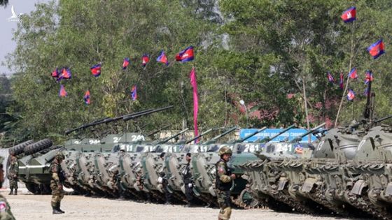 Hơn 200 xe quân sự Trung Quốc cập bến Campuchia, phục vụ dưới quyền con trai ông Hun Sen