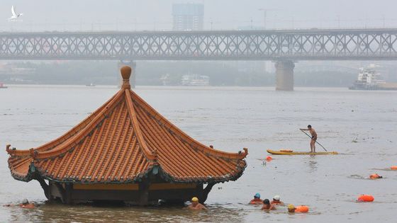 Trung Quốc vỡ 14 đê ở Giang Tây, hơn 2 vạn người mắc kẹt, làng trở thành hồ nước