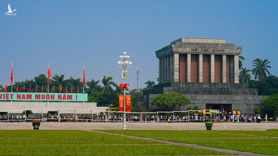 Người dân xếp hàng vào lăng viếng Chủ tịch Hồ Chí Minh