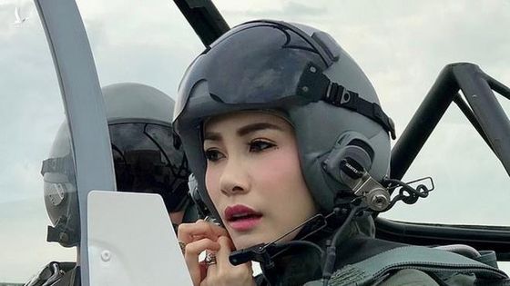 Vua Thái Lan ân xá cho hoàng quý phi bị phế truất, đưa đi cùng sang Đức tránh COVID-19?